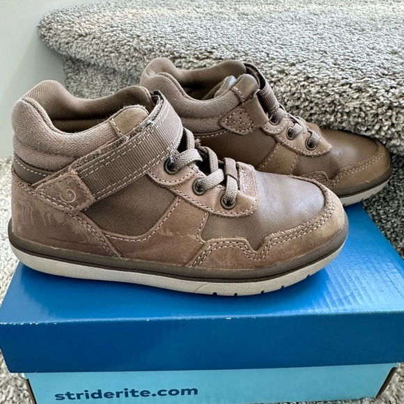 Stride Rite Leather Ryker High top Sneaker in Greige with Box - Picture 4 of 9